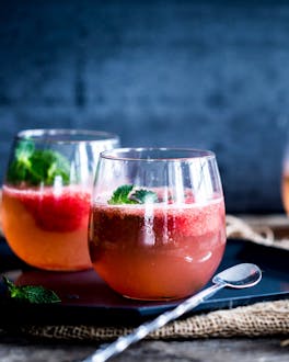 Gin mit Traubensaftschorle und Wassermelone