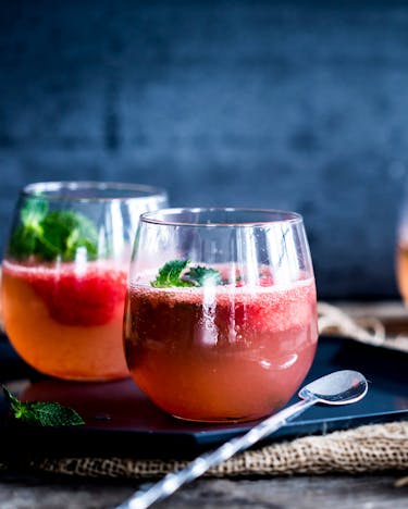 Gin mit Traubensaftschorle und Wassermelone