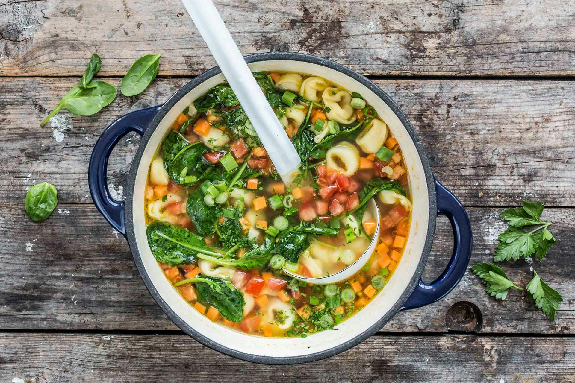 Einfacher Eintopf mit Gemüse und Tortellini | Rezept | FOODBOOM