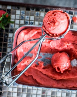 Rhabarber-Erdbeer-Eis selber machen mit oder ohne Eismaschine