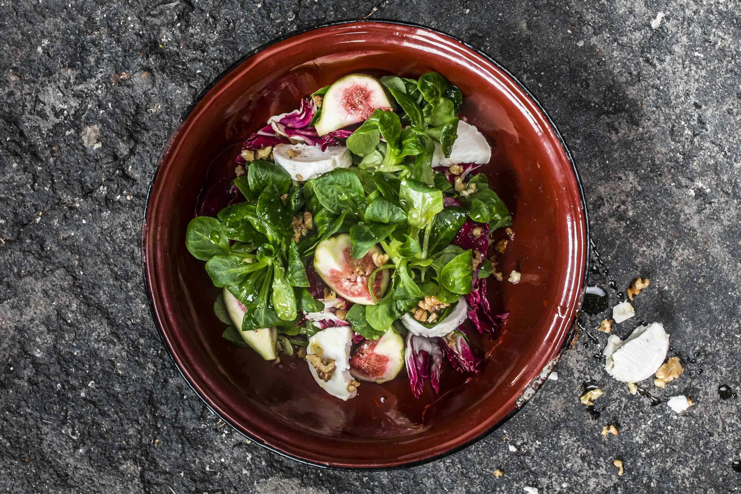 Blattsalat mit Feigen, Ziegenkäse und Honig-Walnuss-Vinaigrette ...