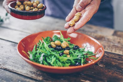 Garnelen Aus Dem Ofen Oliven Auf Salat Geben