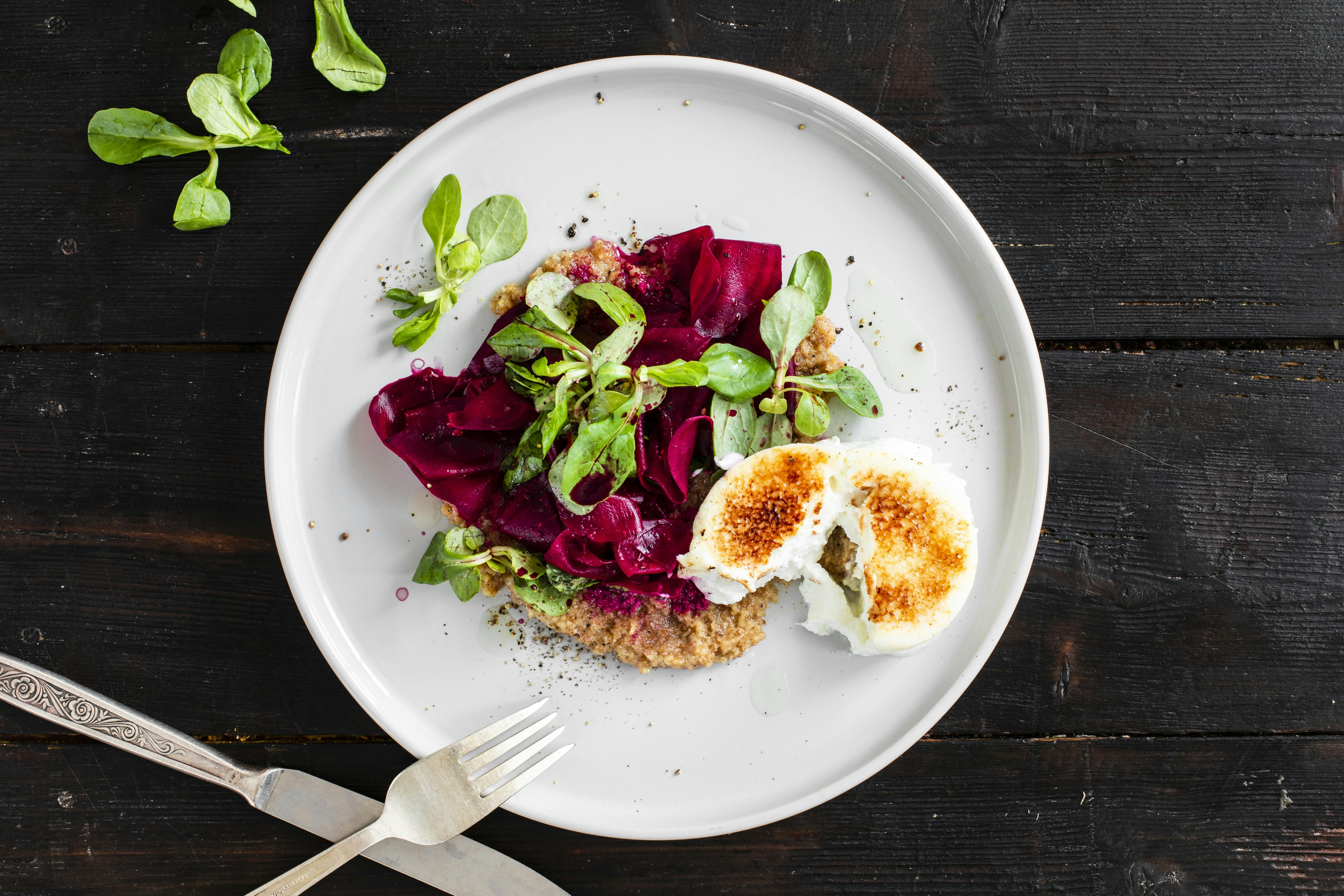 Marinierte Rote Bete mit Ziegenkäse und Walnusscreme | Rezept | FOODBOOM