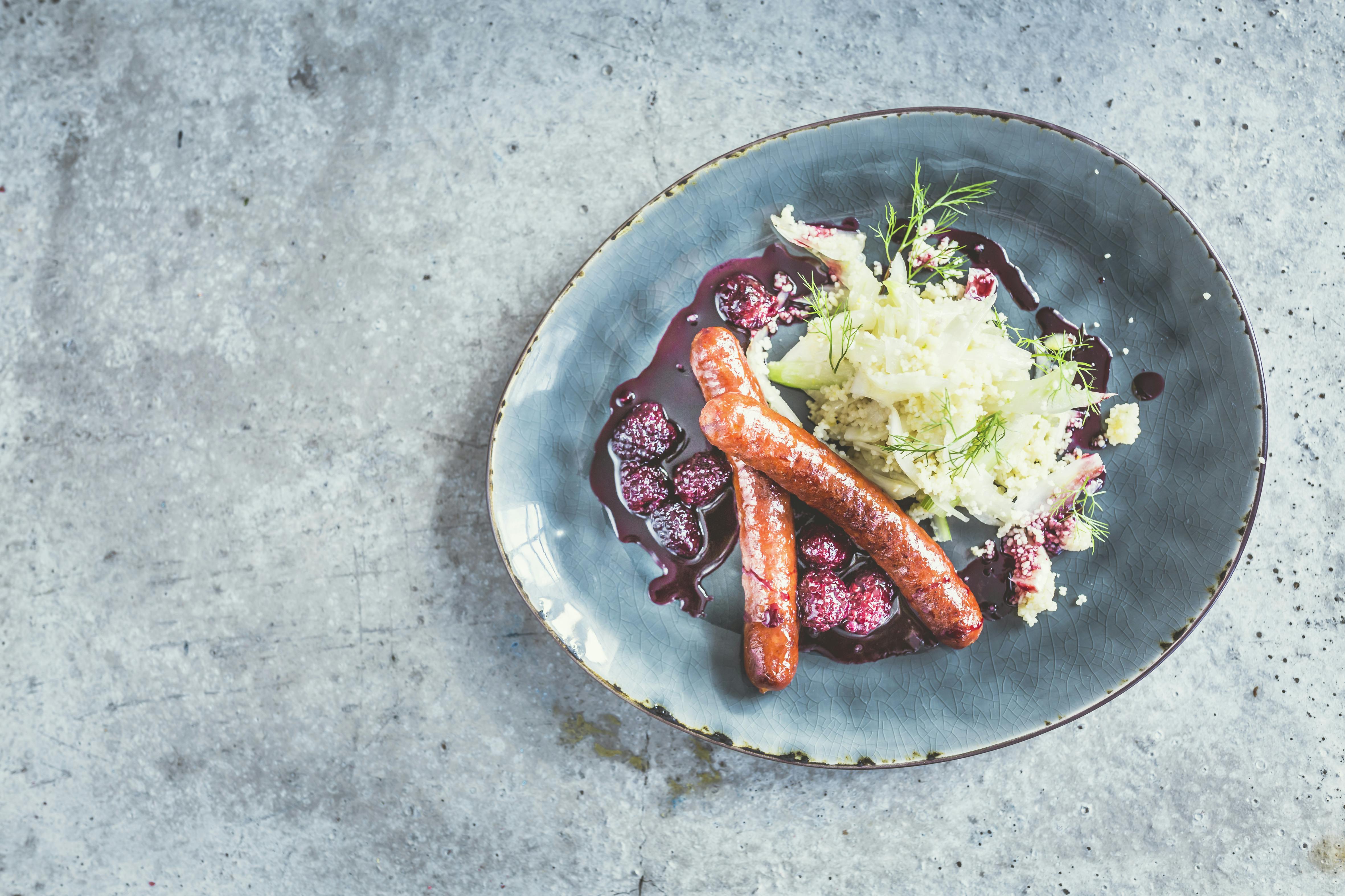 Merguez mit Couscous und Brombeersauce | Rezept | FOODBOOM
