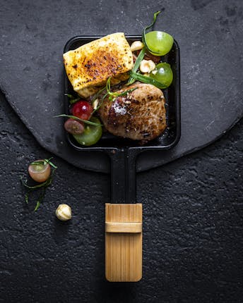Französisch gefülltes Raclette-Pfännchen mit Schweinefilet, Trauben-Nuss-Salat und Brie