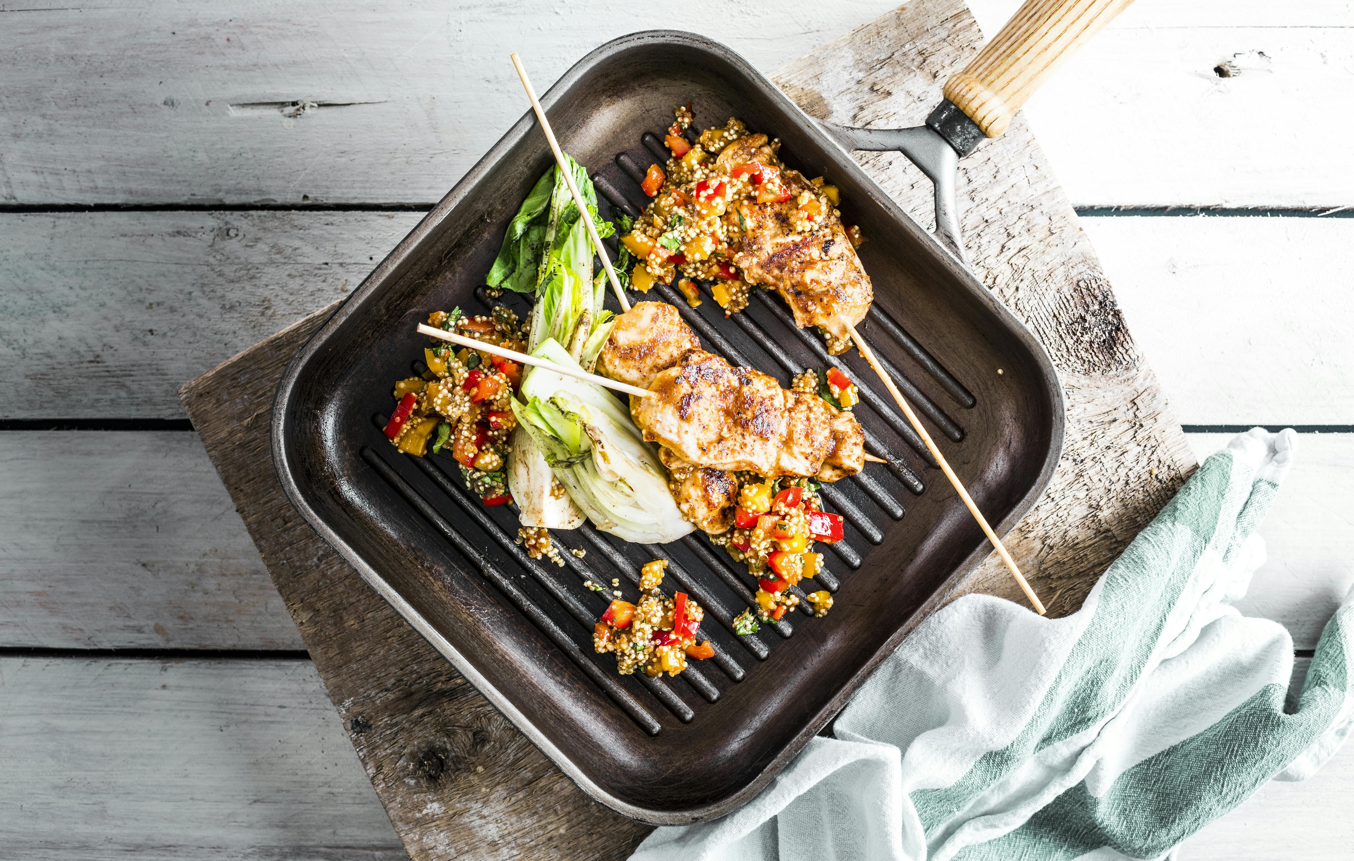 Quinoasalat mit Saté-Spießen | Rezept | FOODBOOM