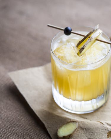 Der Cocktail Penicillin mit Whisky und Ingwer im Glas.
