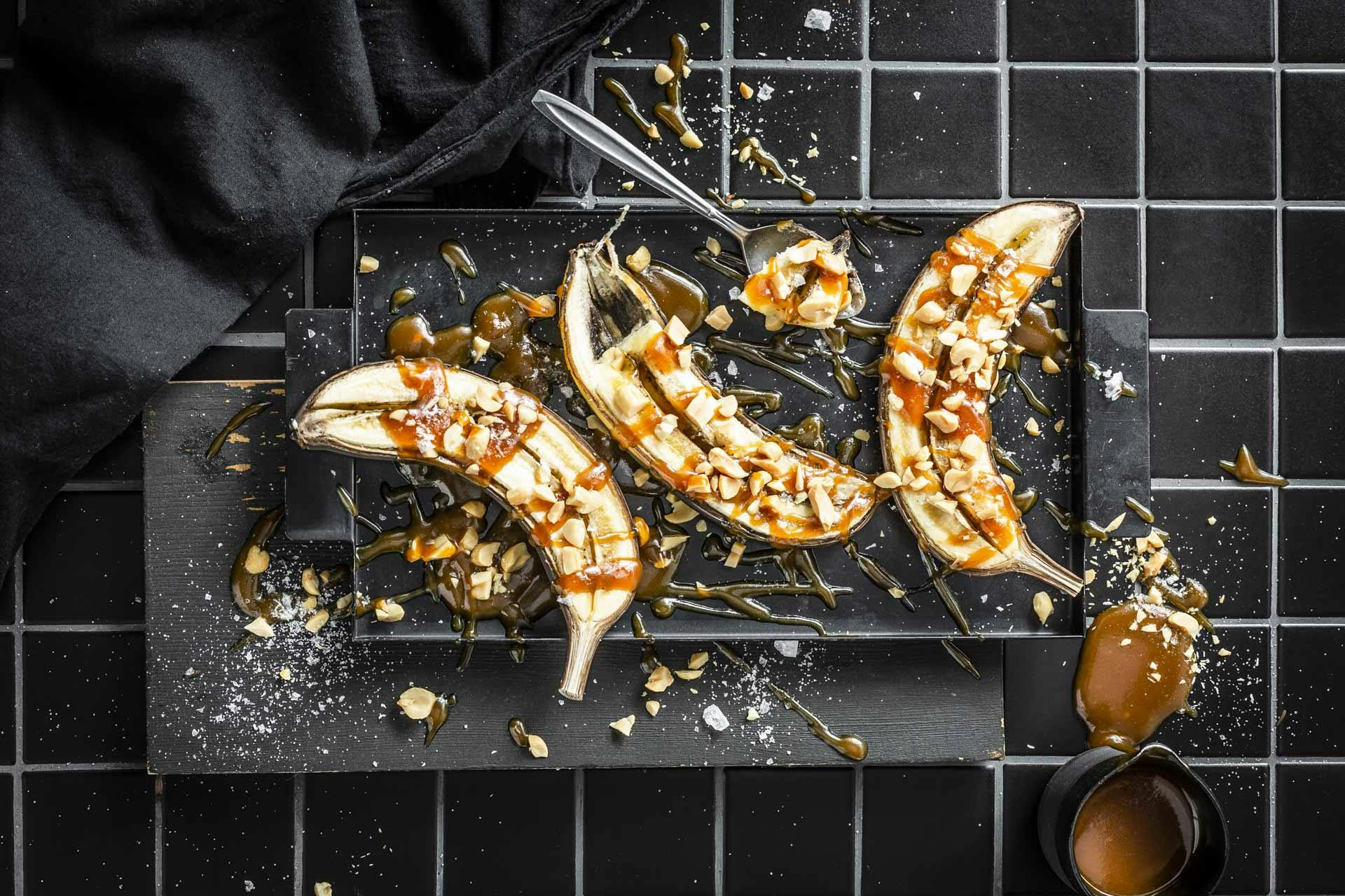 Grillbanane mit Erdnüssen und Karamellsauce | Rezept | FOODBOOM