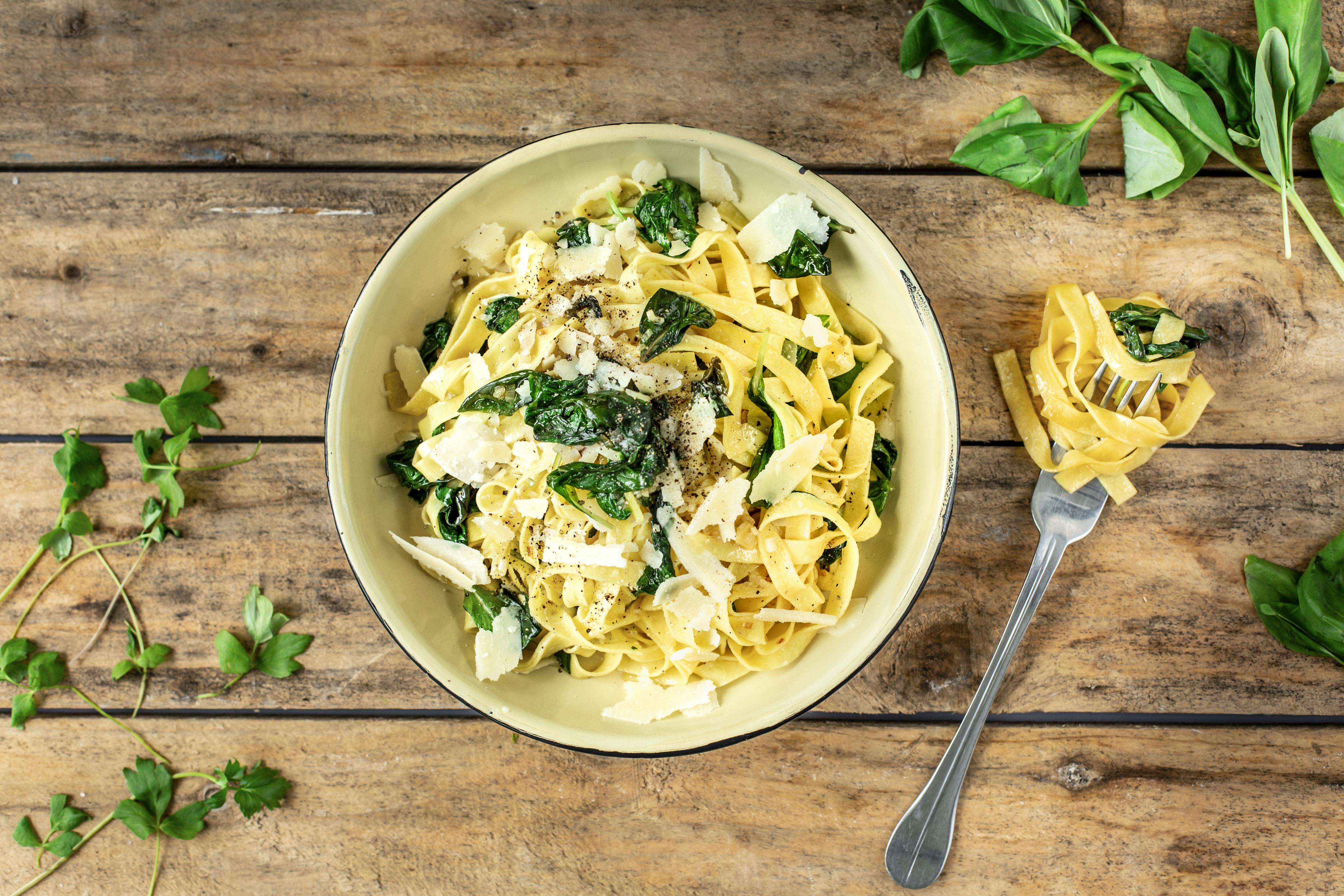 Bandnudeln mit italienischer Kräutersauce | Rezept | FOODBOOM
