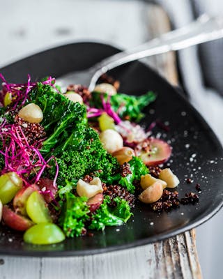 Grühnkohl-Salat mit rotem Quinoa