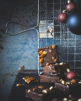 Salted Chocolate-Fudge mit Mandelkrokant