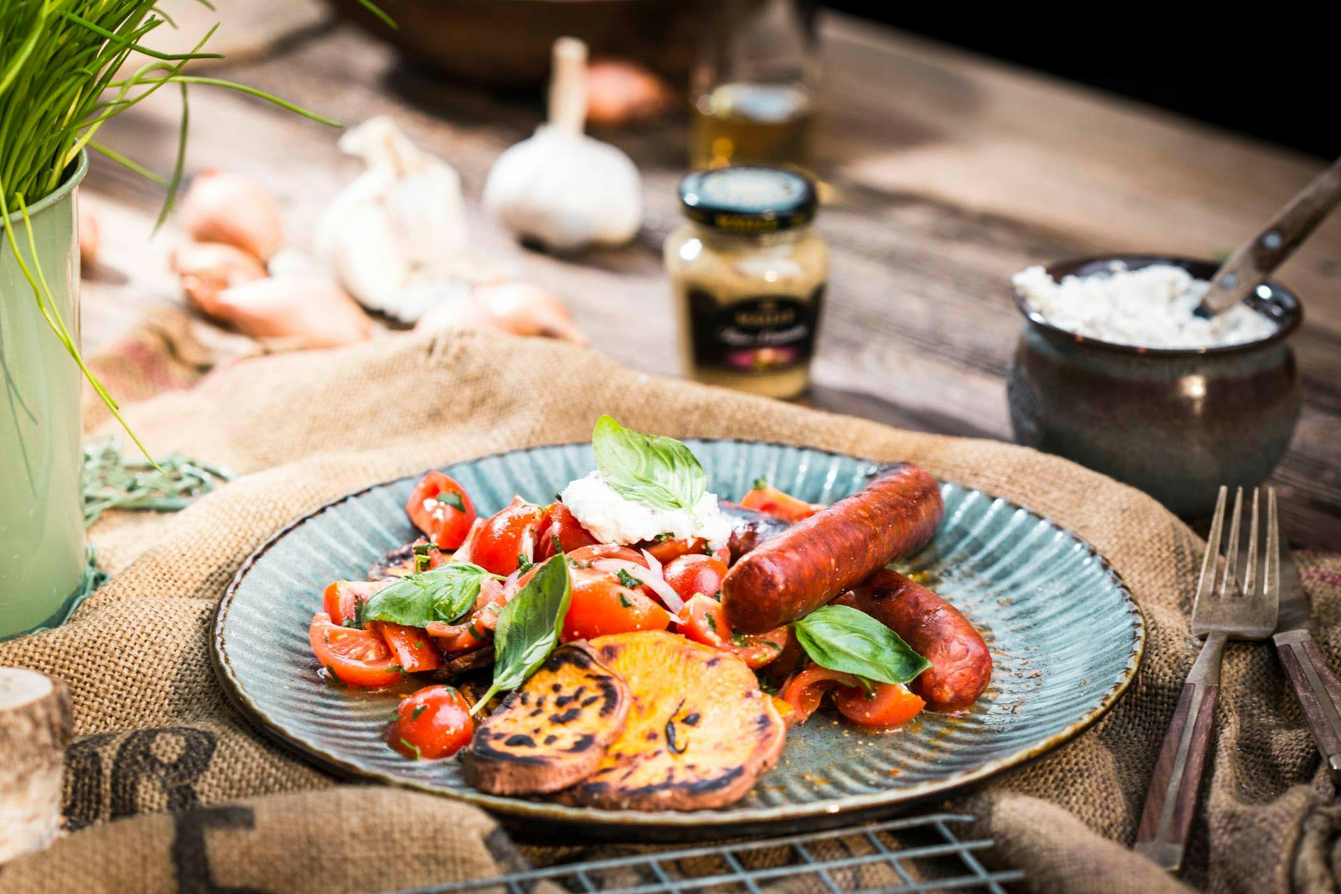 Lammbratwürste mit Tomatensalat und Süßkartoffeln | Rezept | FOODBOOM