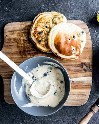 Pfannkuchen mit Heidelbeeren, Schoko-Chips und selbst angerührtem Honig-Joghurt