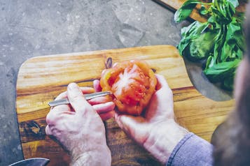 Tomaten werden für Pomodori ripiene ausgehöhlt