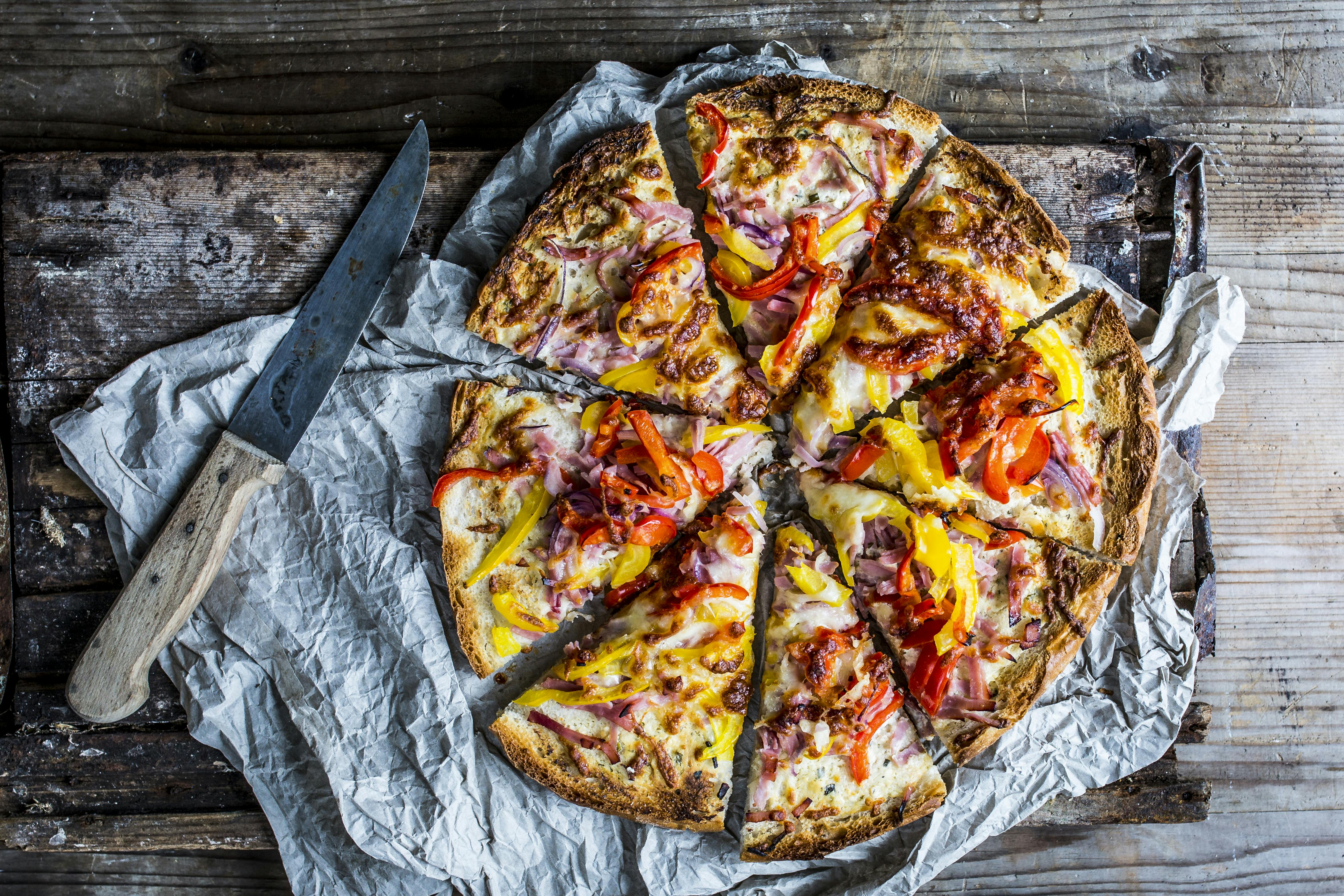 Fladenbrot-Pizza mit Zwiebeln und Schinken | Rezept | FOODBOOM