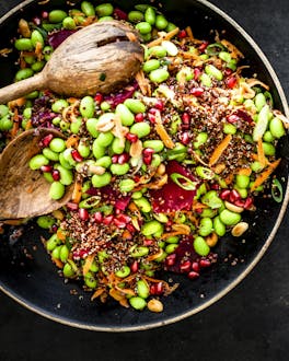 Edamame-Quinoa-Salat mit Rote Bete, Möhren und Granatapfelkernen an Erdnuss-Dressing.