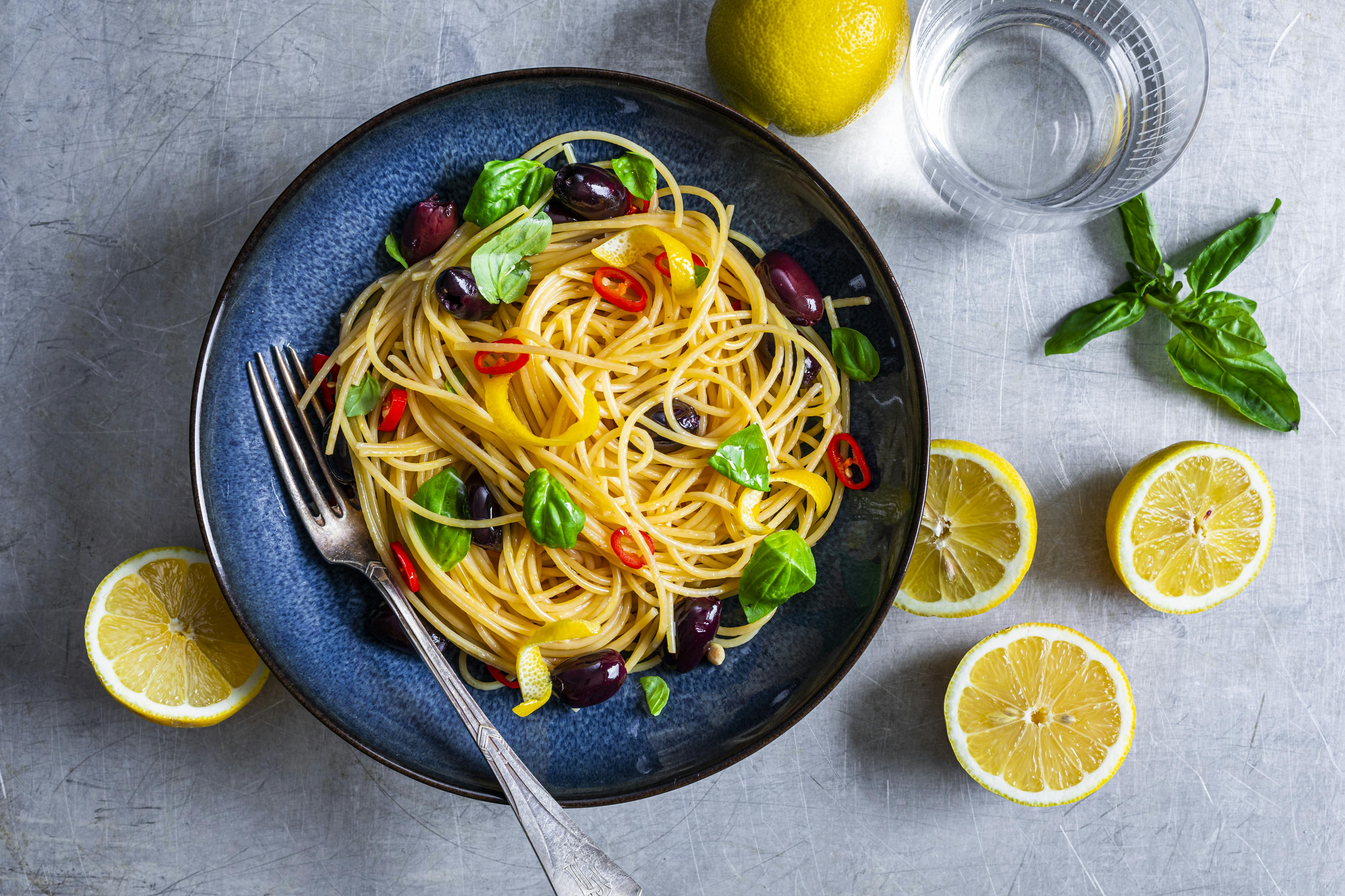 Spaghetti mit Zitrone und Basilikum | Rezept | FOODBOOM