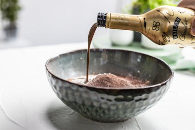 Baileys Chocolat Luxe wird dem Schoko-Waffelteig hinzugefügt.