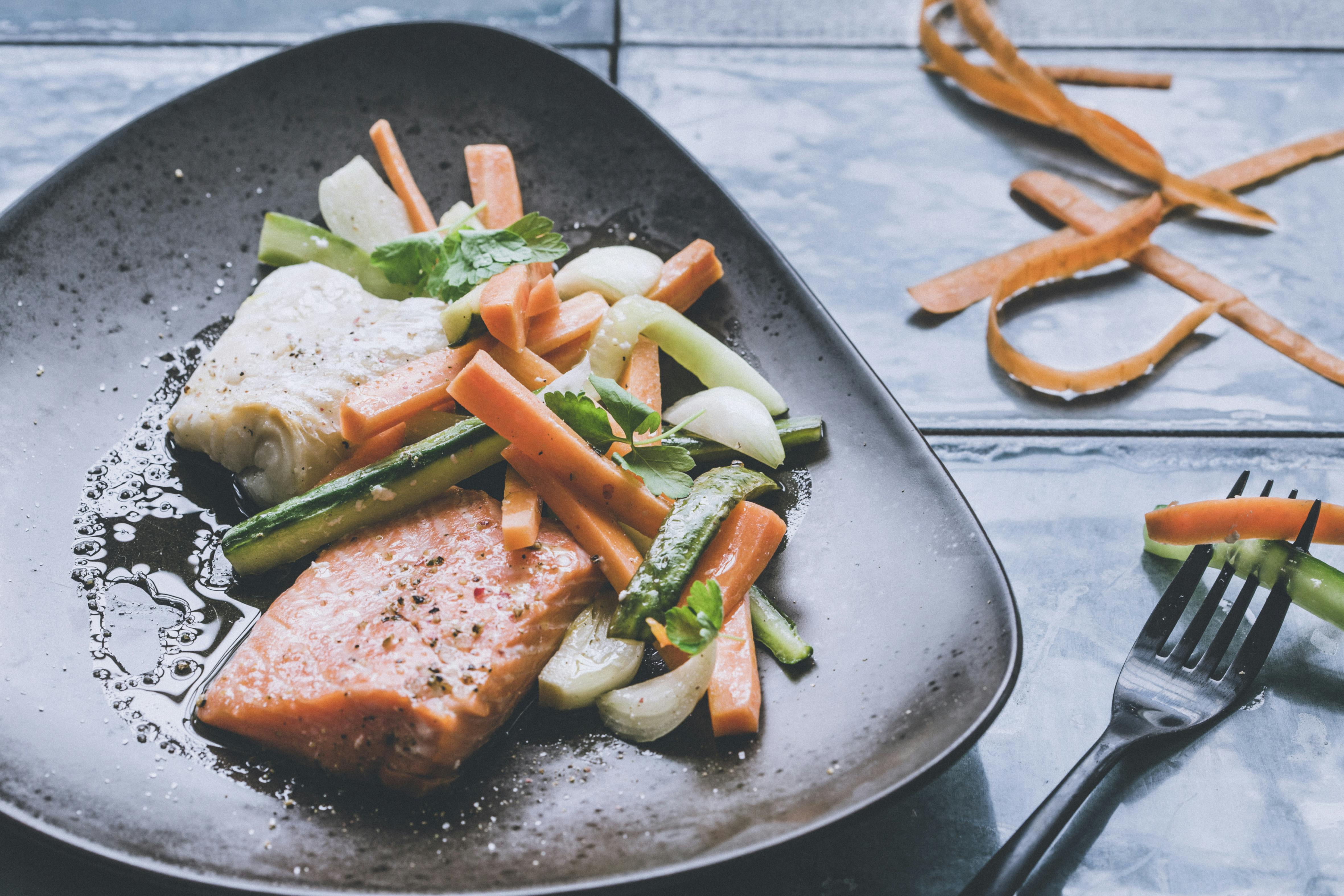 Kabeljau und Lachs auf Gurken-Möhrengemüse | Rezept | FOODBOOM