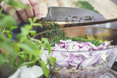 Zutaten für den Wurstsalat schneiden und vermengen