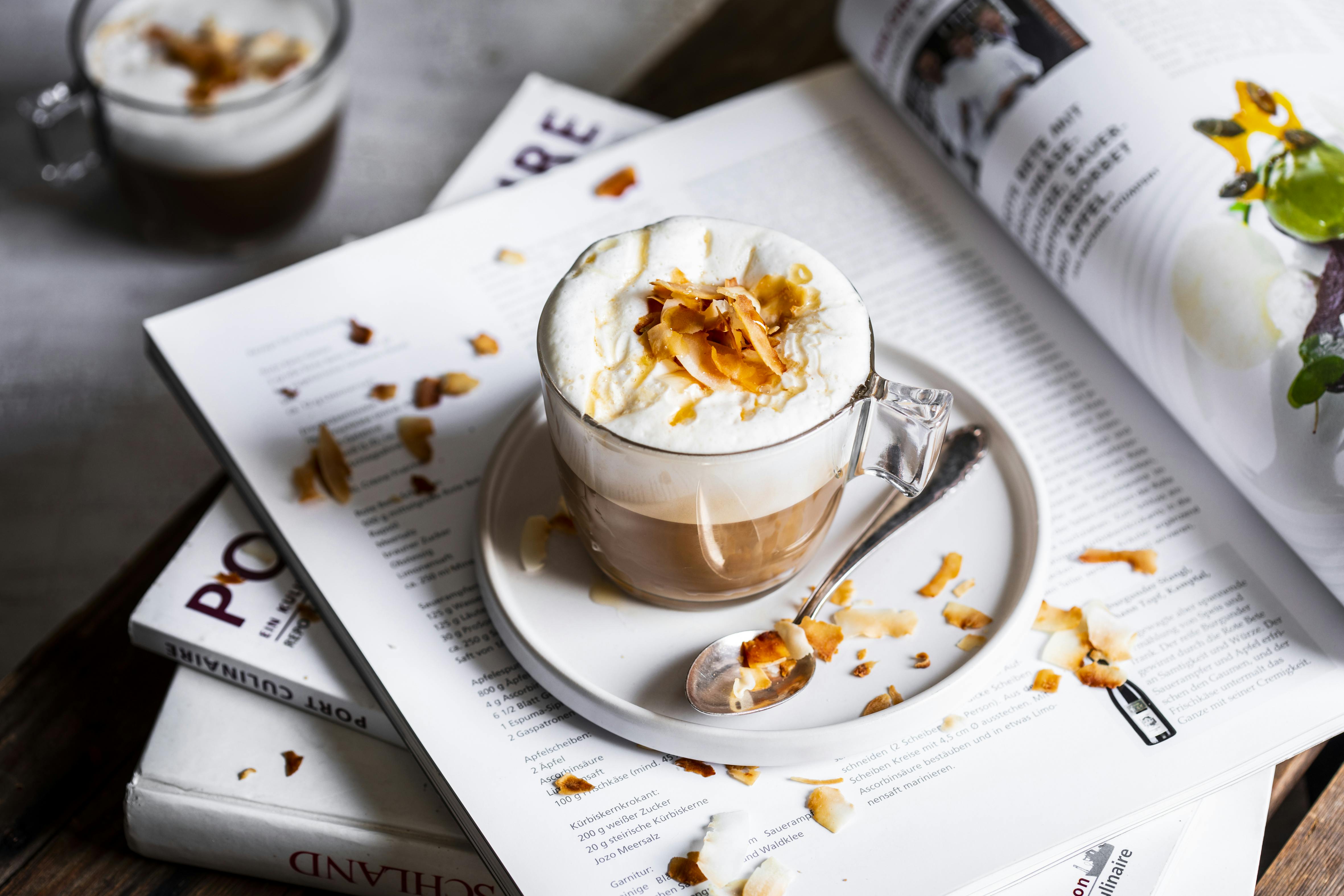 Kaffee-Latte mit Kokosmilch und Honig | Rezept | FOODBOOM