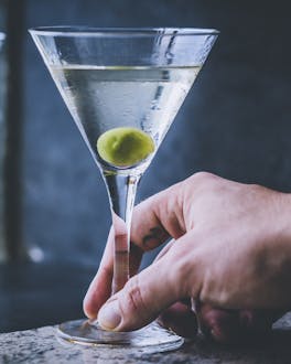 Dry Martini Cocktail mit Olive.