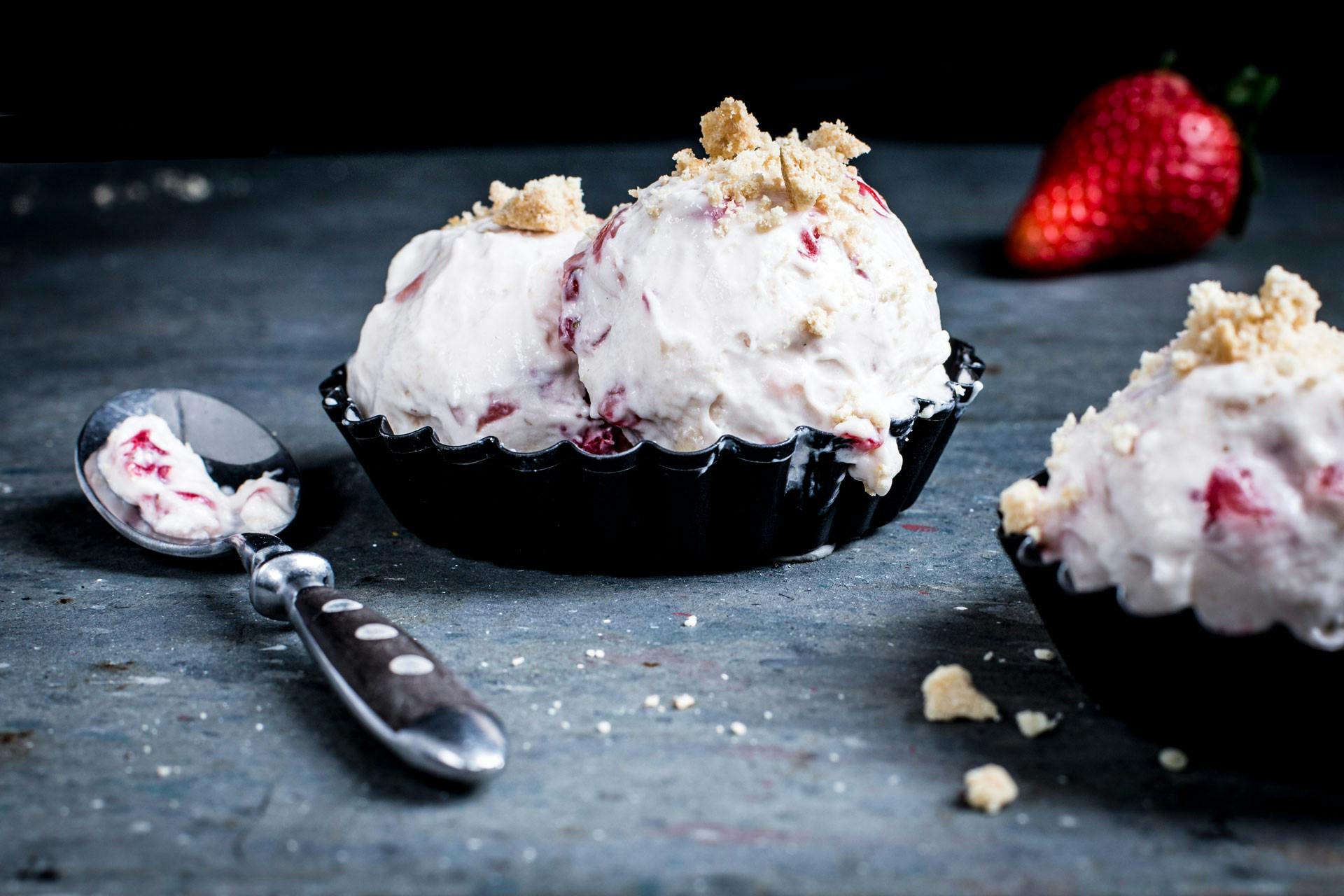 Schnelles Erdbeereis mit Shortbread ganz ohne Eismaschine zubereiten ...