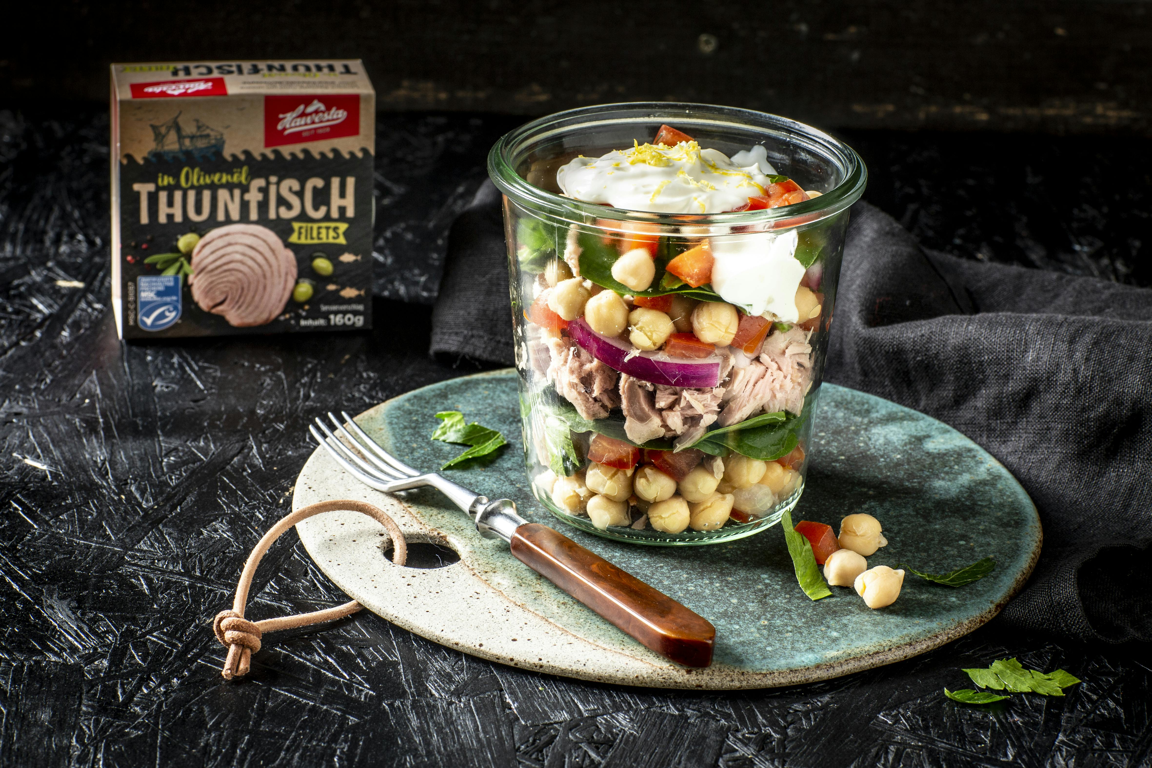 Geschichteter Thunfisch-Salat mit Joghurt-Dressing | Rezept | FOODBOOM
