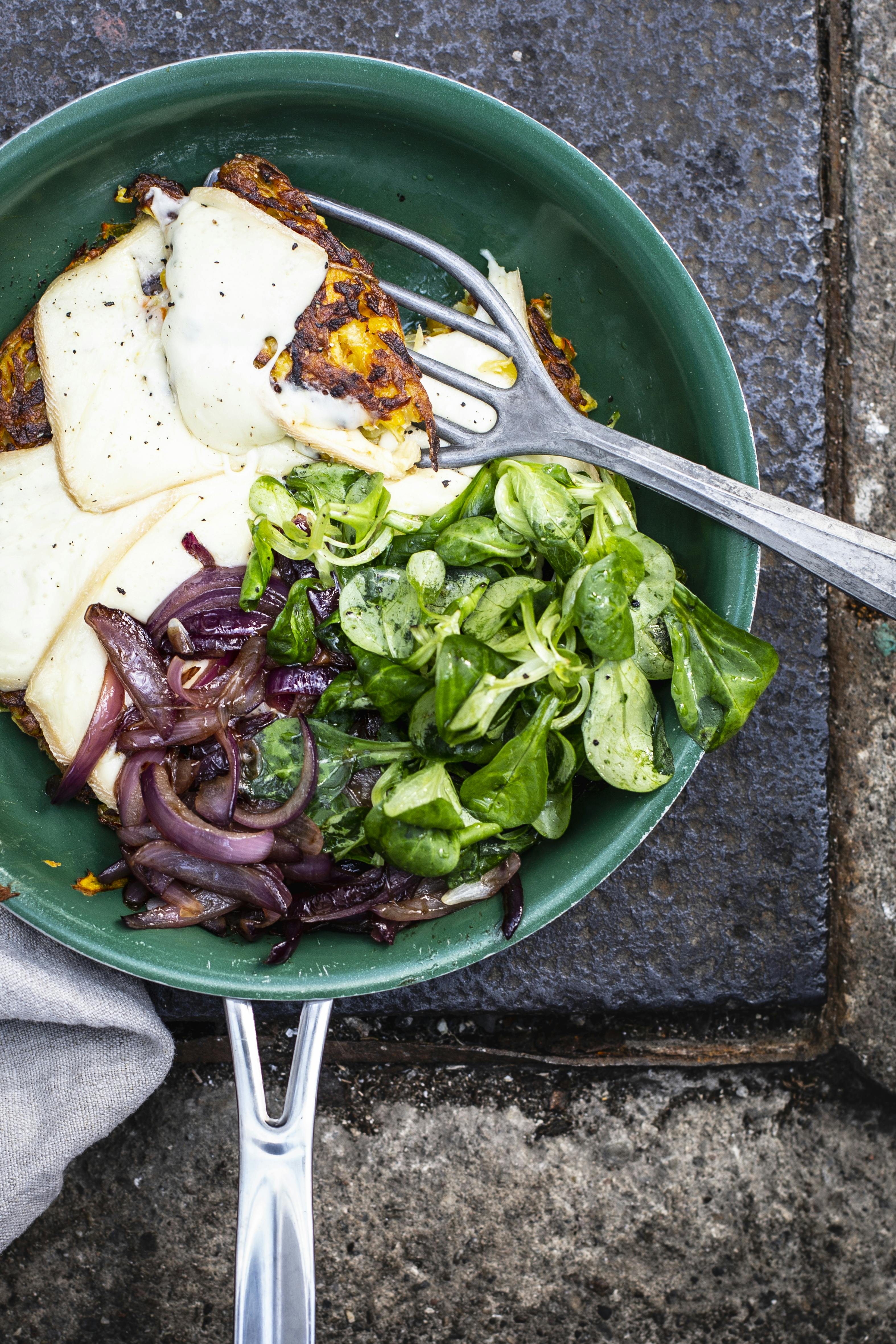 Kartoffel-Kürbisrösti mit Raclette-Käse und geschmolzenen Zwiebeln ...