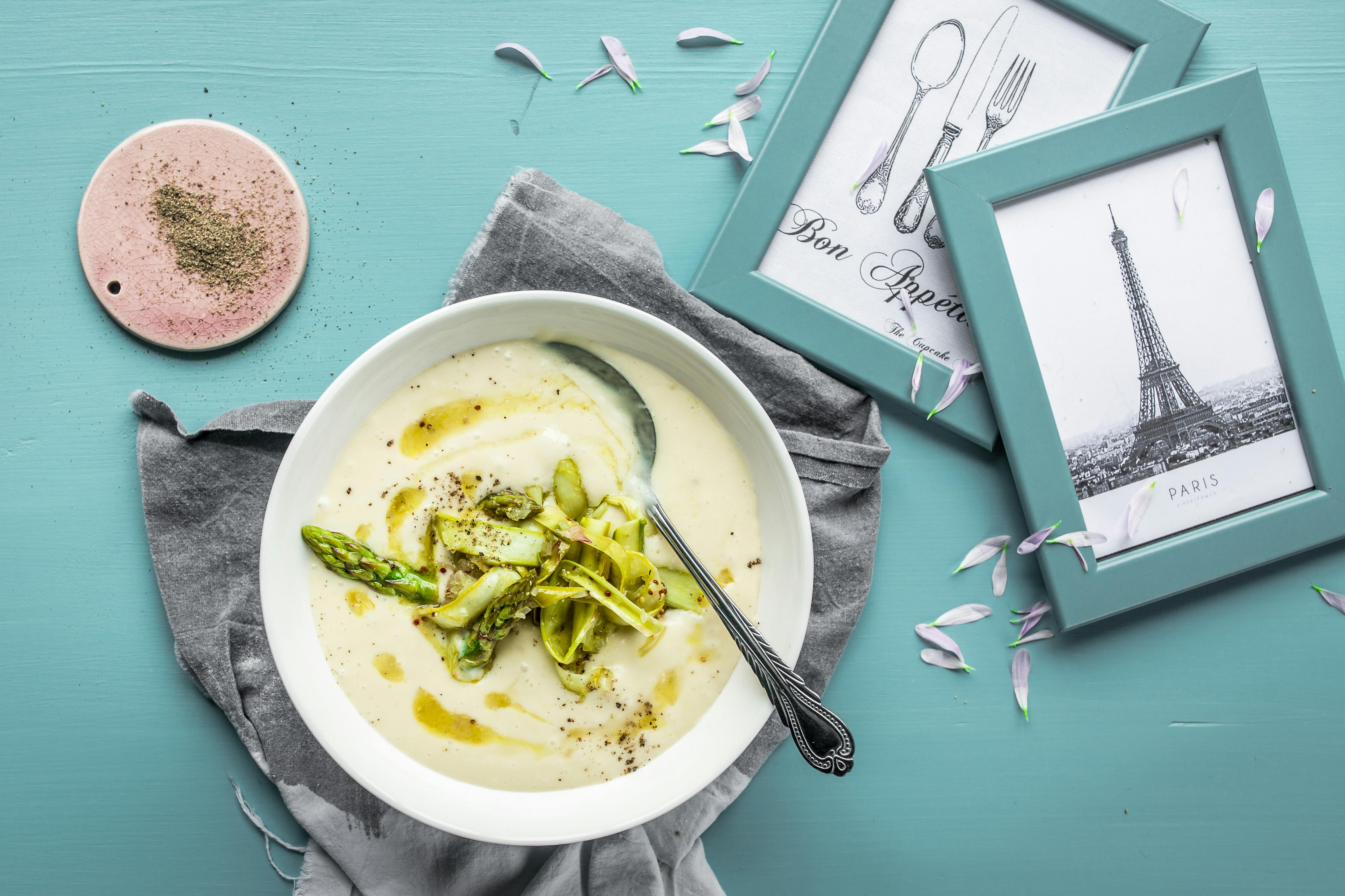 Vichyssoise mit grünem Spargelsalat | Rezept | FOODBOOM