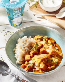 Curry mit Reis in einer Schüssel.