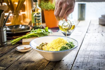 Salsa Verde Olivenöl Einrühren