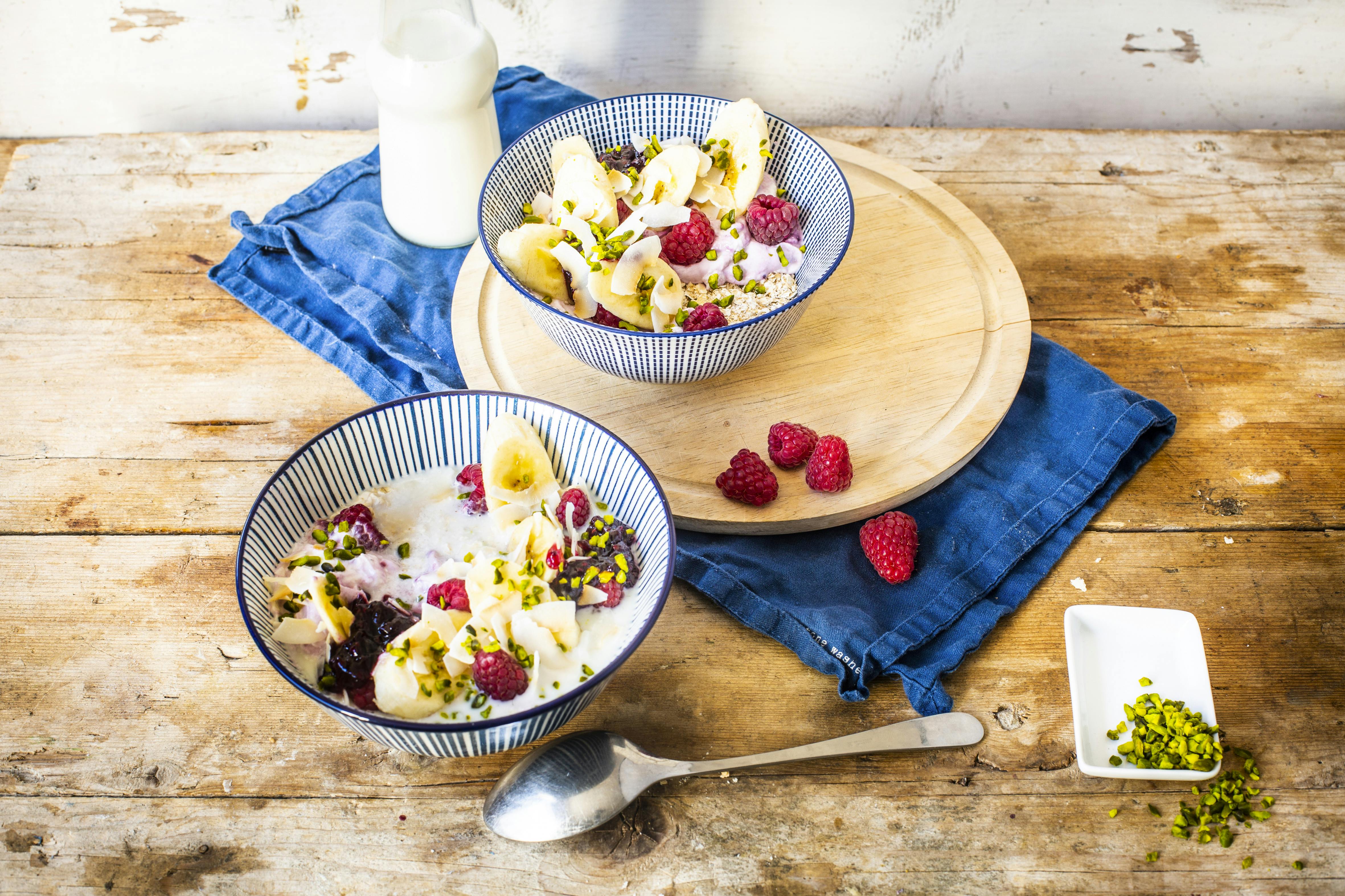 Kokos-Müsli mit Quark, Bananen und Himbeeren | Rezept | FOODBOOM
