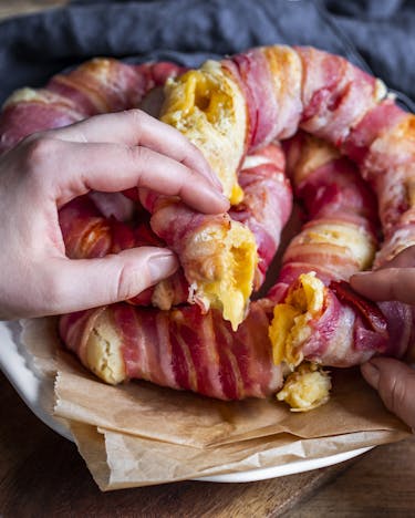 Bagel mit Käsefüllung und Bacon-Mantel – hmm!