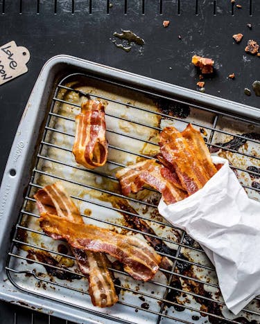 Bacon bzw. Frühstücksspeck im Ofen knusprig backen und marinieren