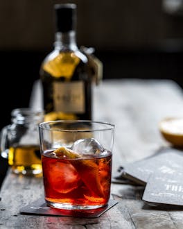 Barrique Negroni mit Wodka und Apricot Brandy