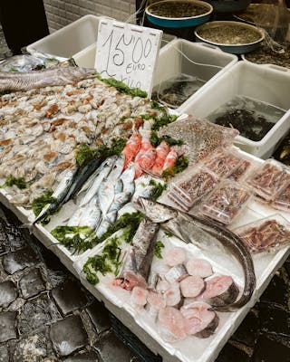 Ein Marktstand mit Fischen