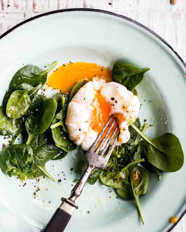 Pochiertes Ei aus dem Säckchen mit Blattspinat – perfektes Low-Carb-Gericht