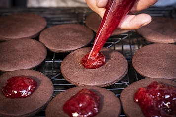 Doppeldecker Cookies Mit Erdbeerkonfitüre Konfitüre Auf Kekse Spritzen