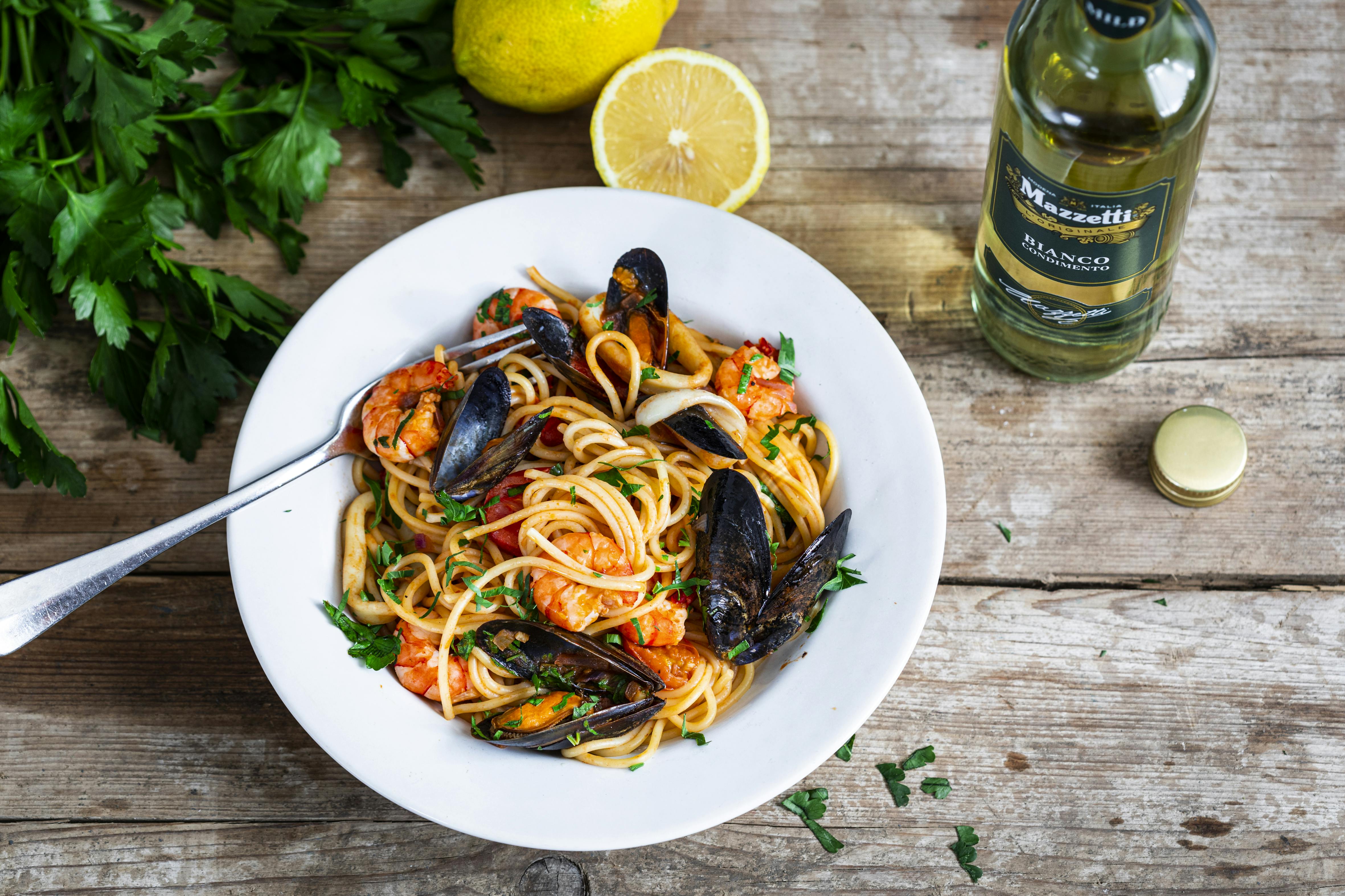 Seafood-Spaghetti in Tomatensugo | Rezept | FOODBOOM