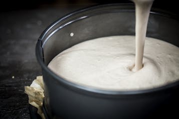 Cheesecake-Masse wird in Springform gefüllt