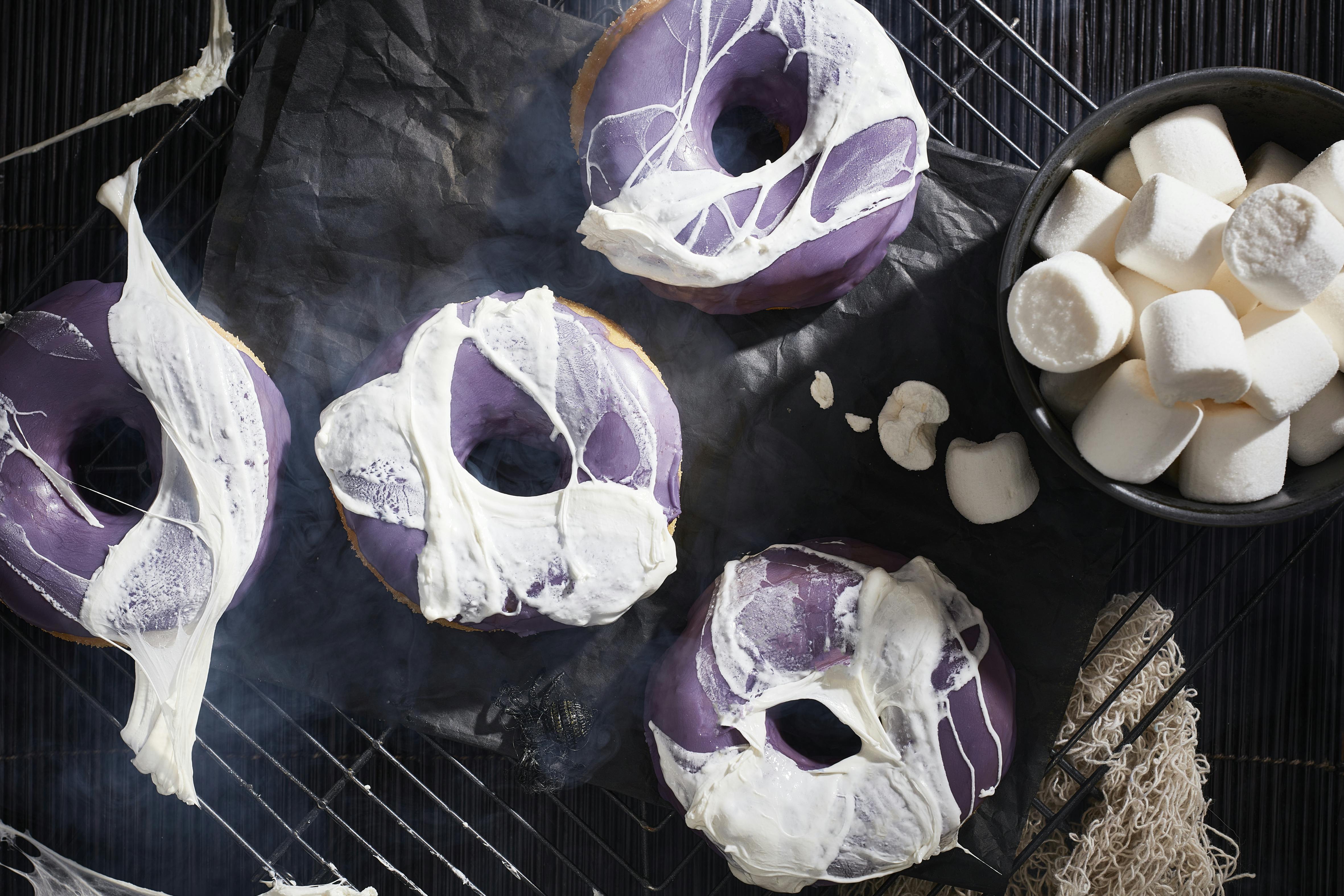 Spinnennetz-Donuts für Halloween | Rezept | FOODBOOM