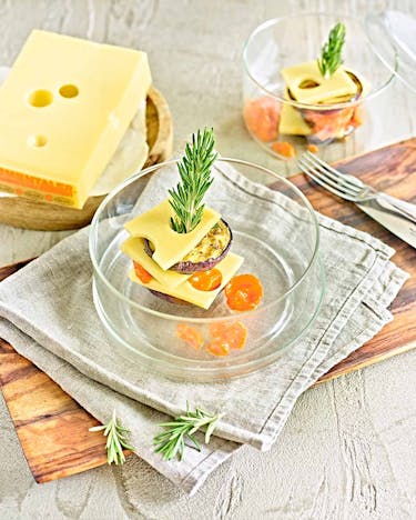 Aubergine-Käse-Türmchen mit Chutney