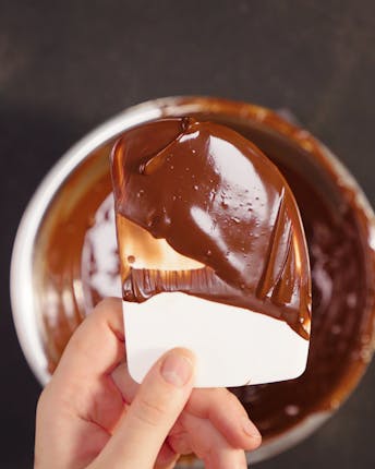 Temperierte Schokolade auf einem Kunststoff-Teigschaber glänzt schön