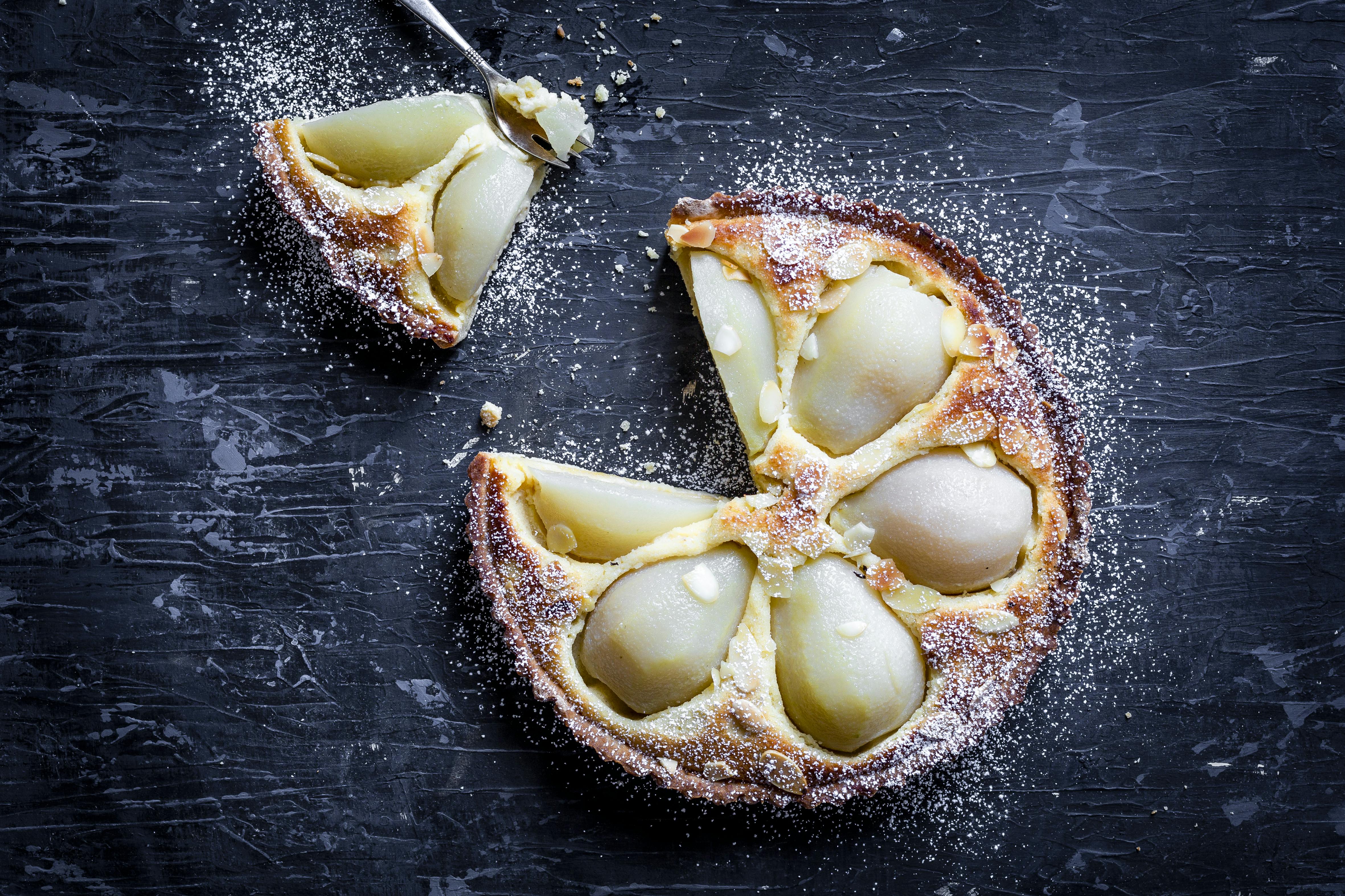 Mandeltarte mit pochierten Birnen | Rezept | FOODBOOM