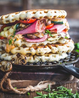 Waffel-Sandwich mit Pastrami und Gemüse
