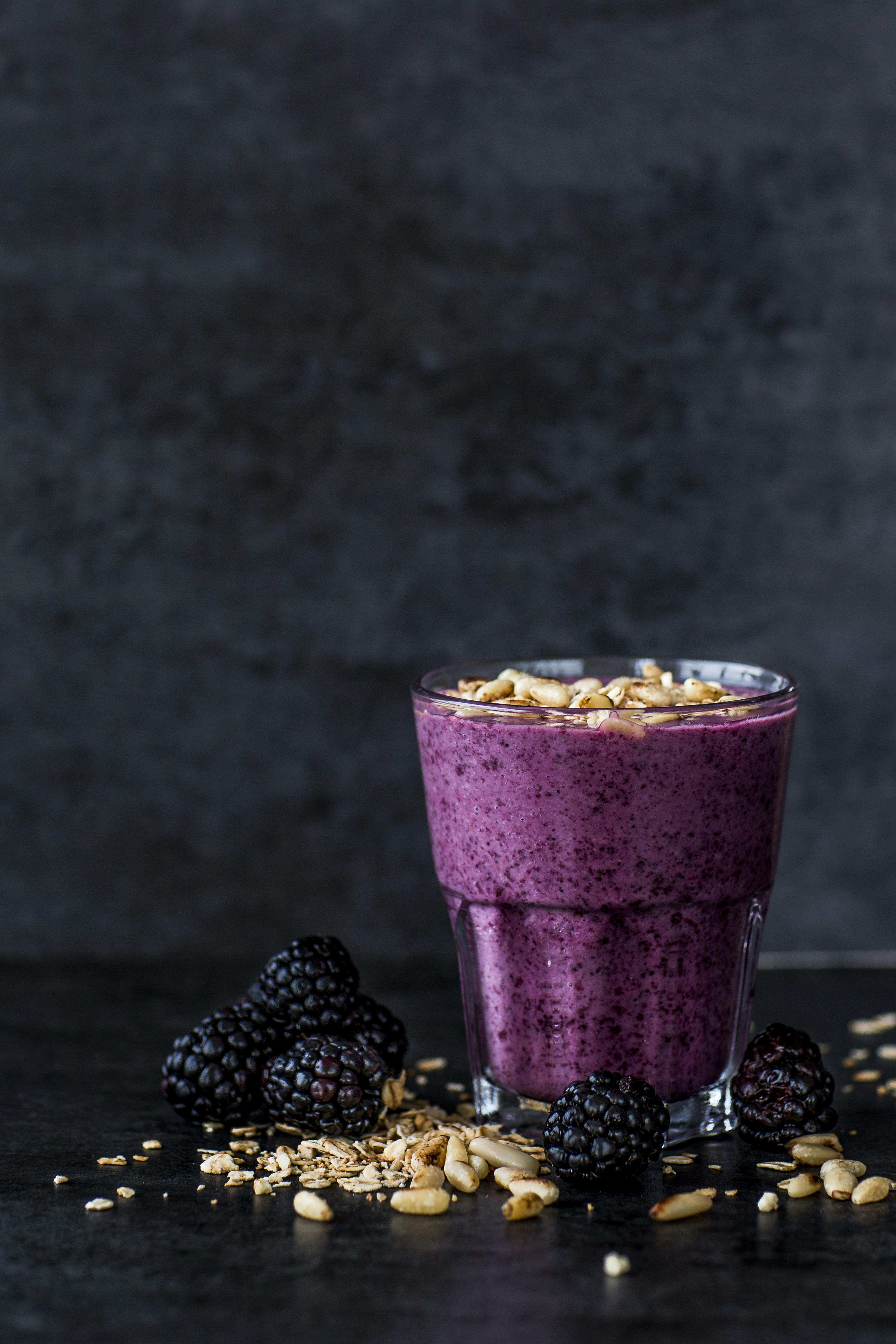 Joghurt-Brombeer-Smoothie mit Haferflocken | Rezept | FOODBOOM