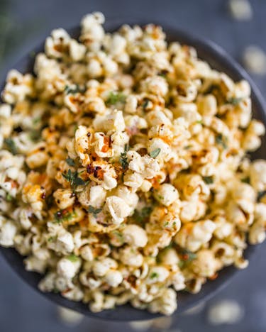 Chili-Popcorn mit Limette und Thymian