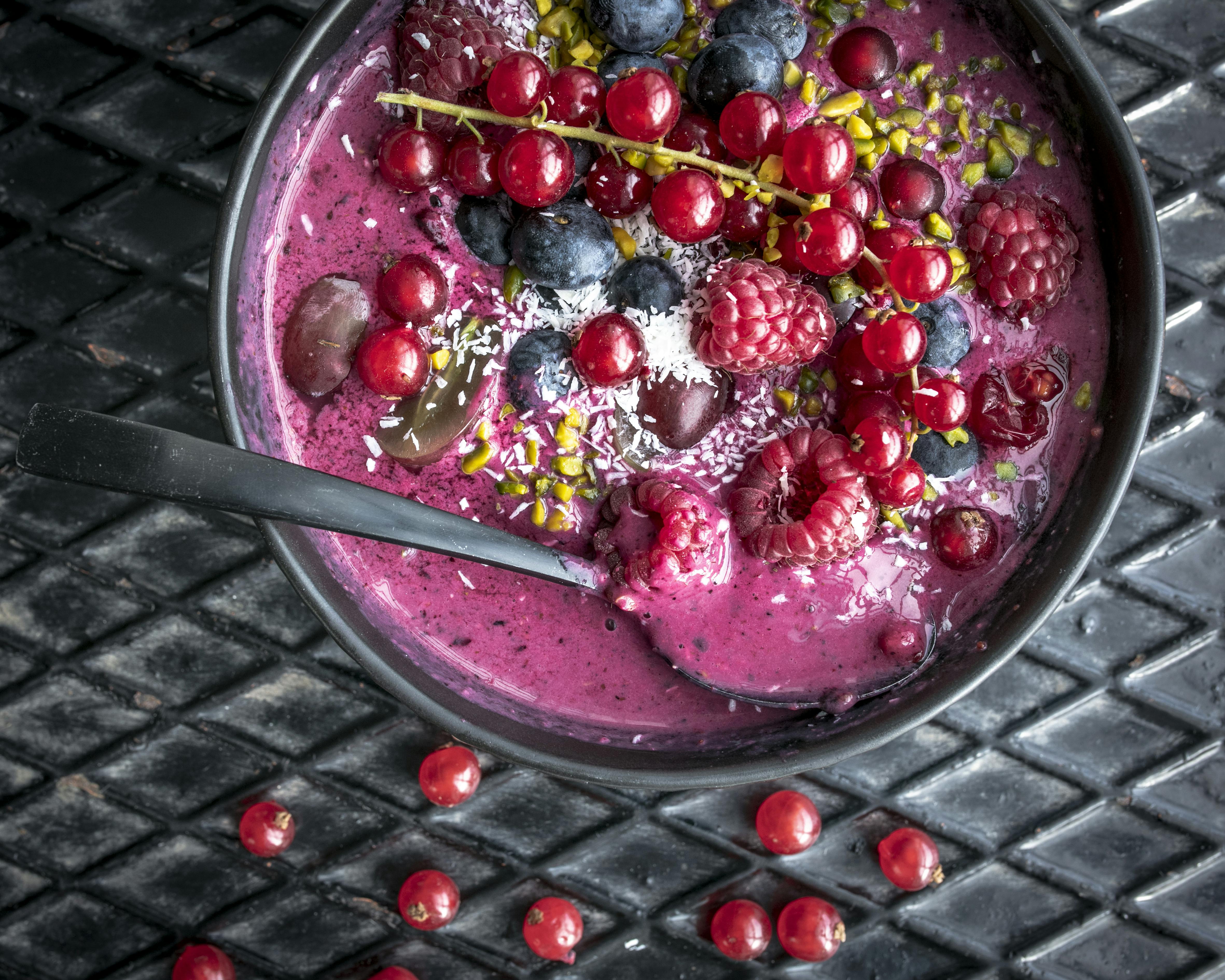 Rote Beeren-Smoothie-Bowl | Rezept | FOODBOOM