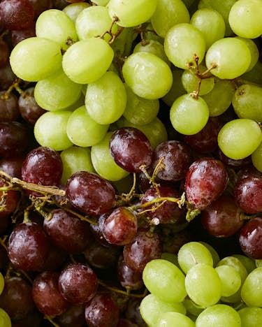 Grüne und rote Weintrauben in Nahaufnahme